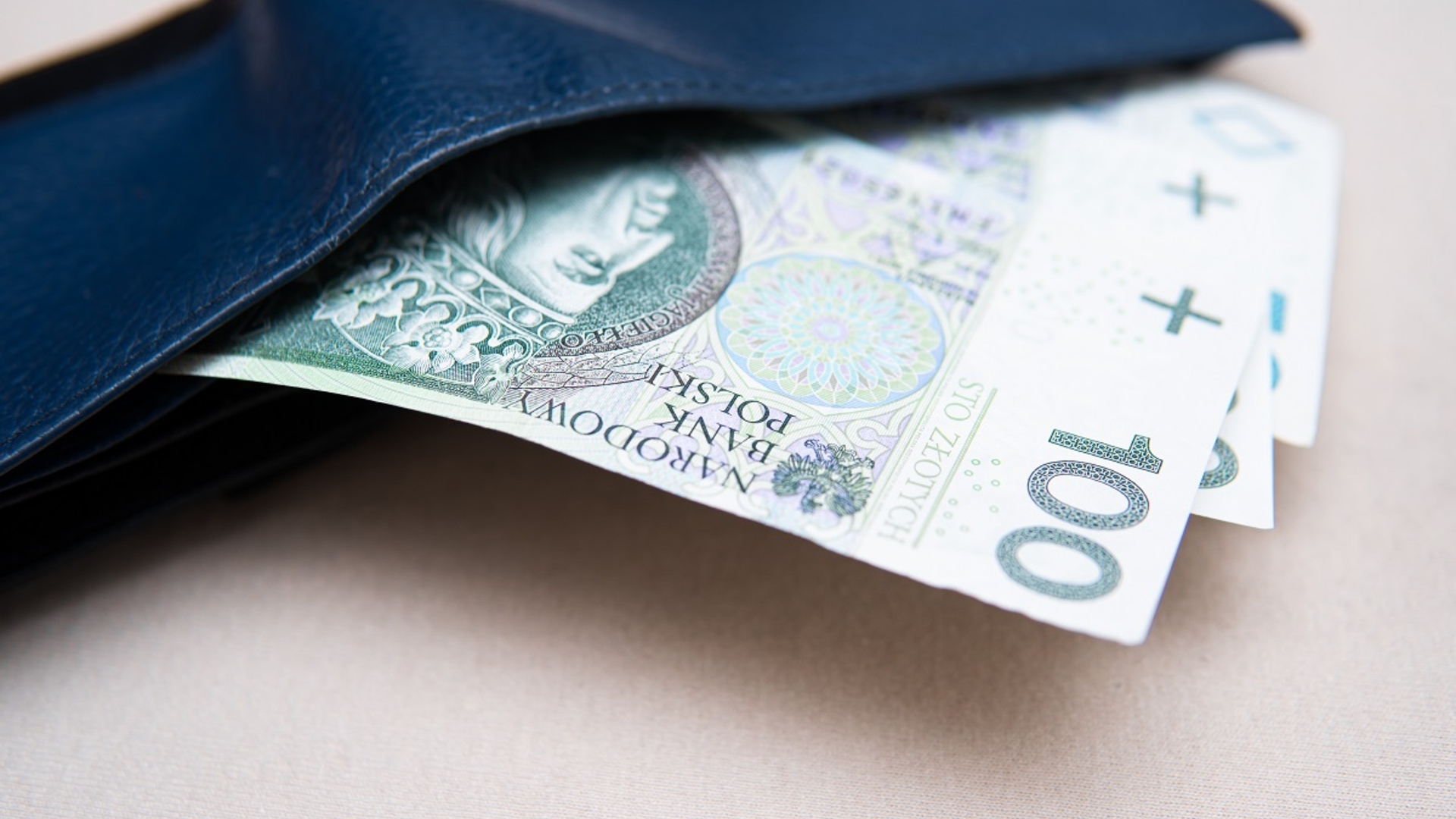 300 złotych dla emeryta, bez względu na dochody. Jak złożyć wniosek