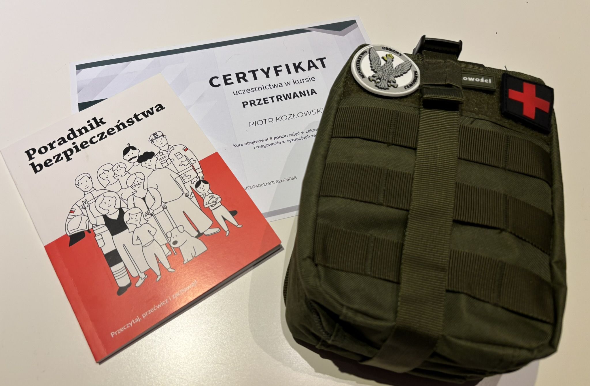 Każdy z uczteników kursu otrzymał Poradnik Bezpieczeństwa, certyfikat i apteczkę