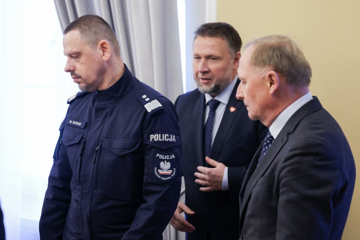 Marek Boroń, Marcin Kierwiński i Czeslaw Mroczek na posiedzeniu sejmowej komisji administracji i spraw wewnętrznych
