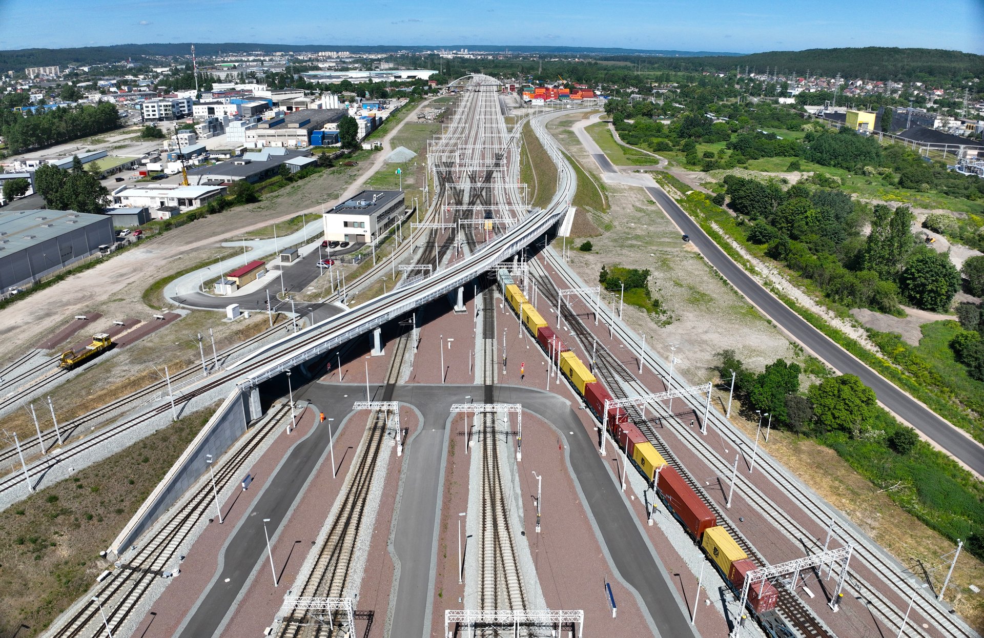 csm_Wiadukt_kolejowy_na_terenie_stacji_Gdynia_Port_oraz_pociag_towarowy_na_torach._Fot._Damian_Strzemkowski_PLK_9e858c08a8