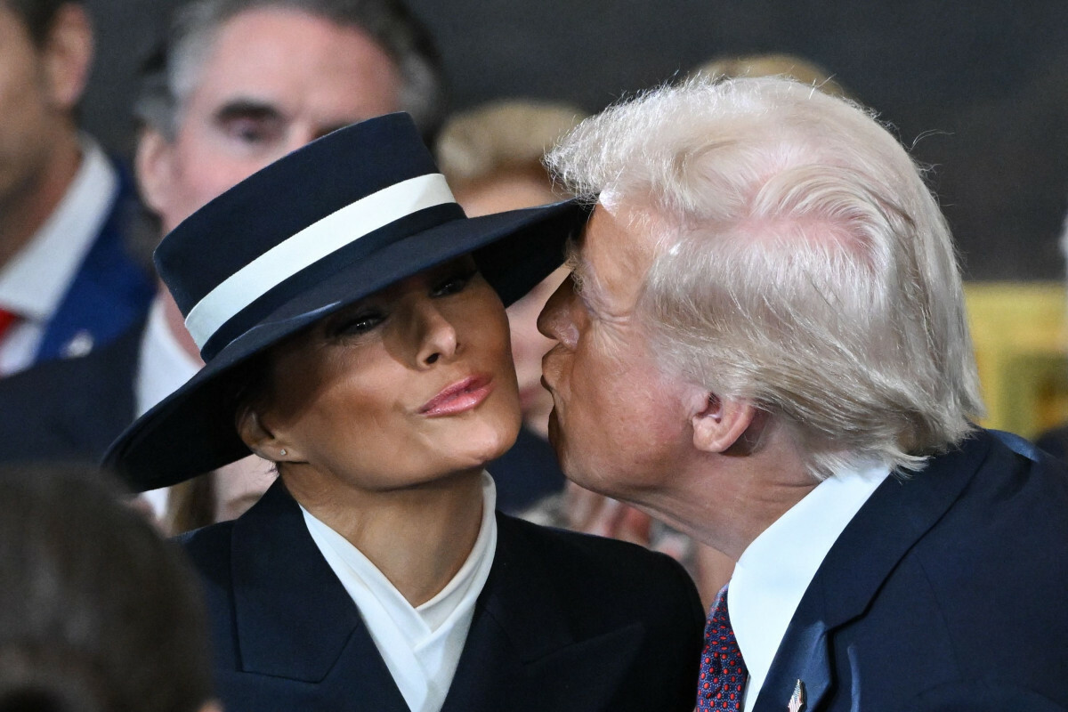 Prezydent elekt USA Donald Trump całuje Melanię Trump na ceremonii inauguracji w Waszyngtonie, 20 stycznia 2025 r.