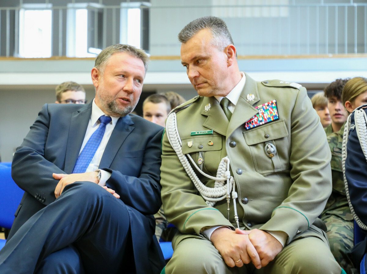 Szef MSWiA Marcin Kierwiński (z lewej) oraz gen. Robert Bagan, komendant główny Straży Granicznej