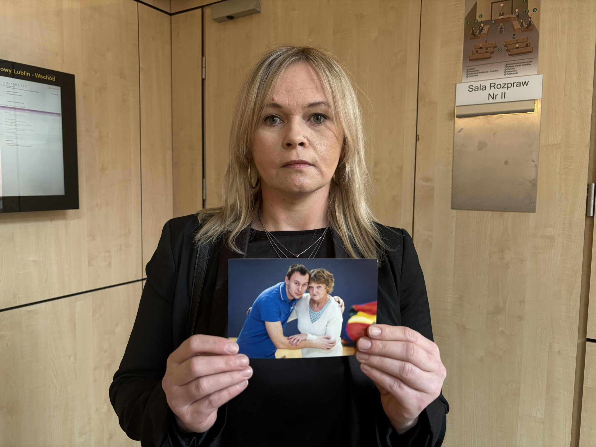 Anna Kramek-Khadka w sądzie ze zdjęciem brata