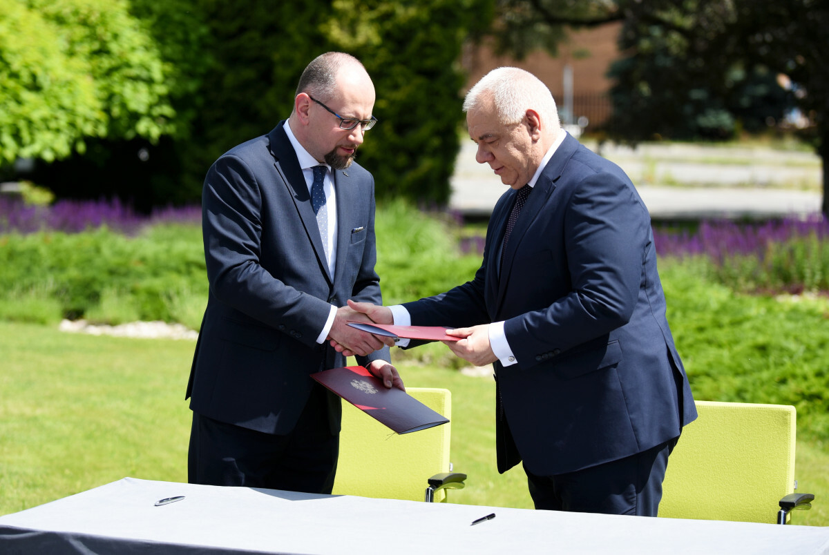 Prezes Enei Paweł Majewski i wicepremier Jacek Sasin w 2022 roku