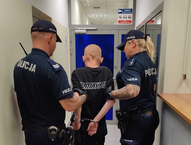 Próbował wepchnąć kobietę pod pociąg