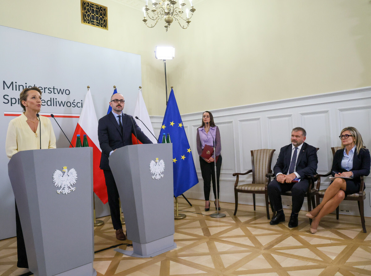 Prezentacja pierwszej części raportu komisji ds. represji. Od lewej: mec. Sylwia Gregorczyk-Abram, mec. Mikołaj Małecki, siedzą minister sprawiedliwości Waldemar Żurek i prok, Ewa Wrzosek