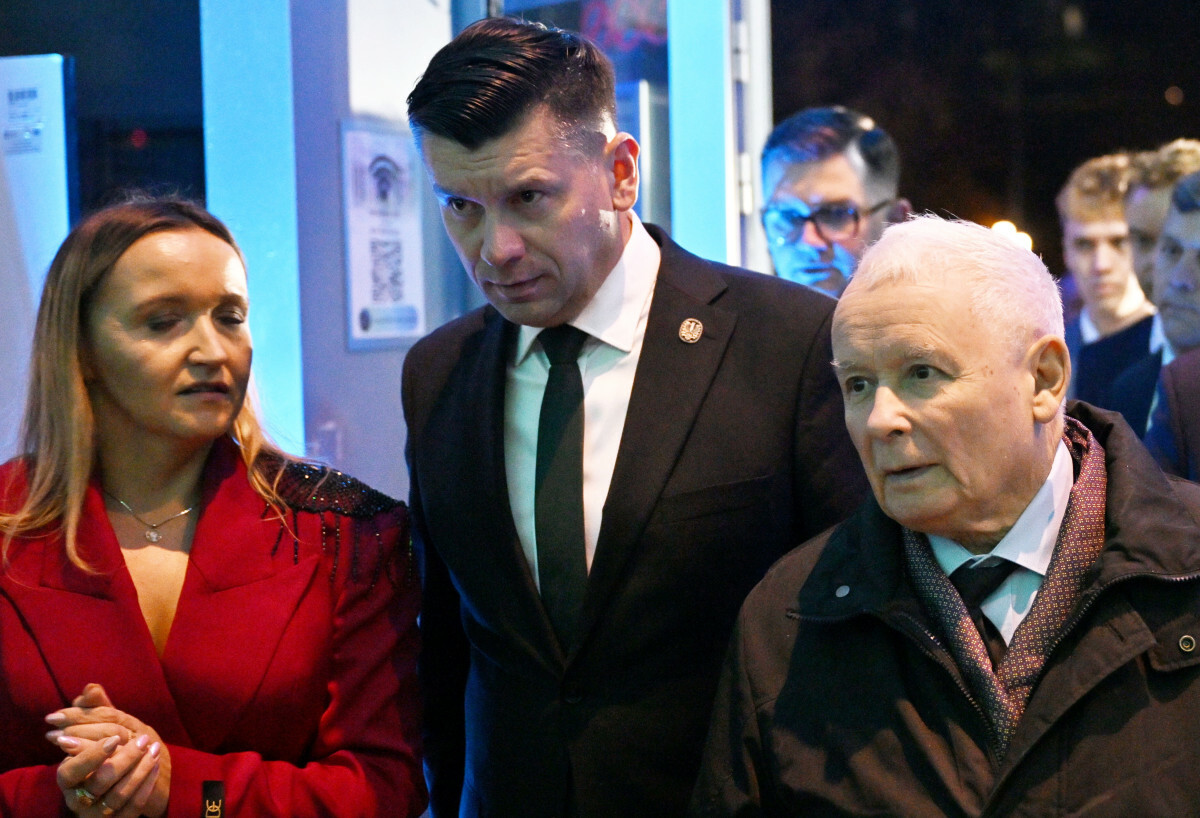 Politycy PiS Łukasz Smółka (w środku) i Jarosław Kaczyński