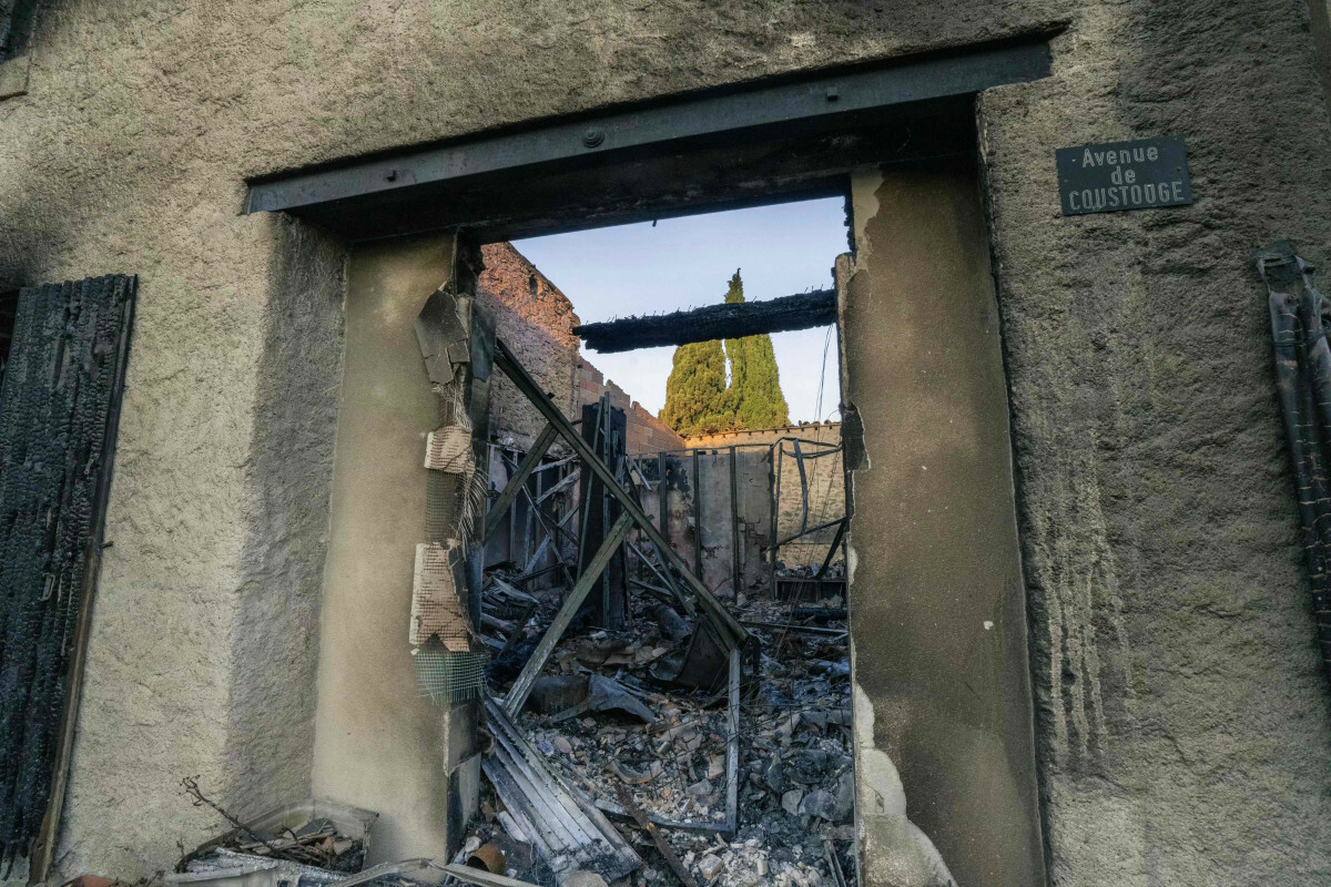 Spalony budynek w miejscowości Jonquières na południu Francji