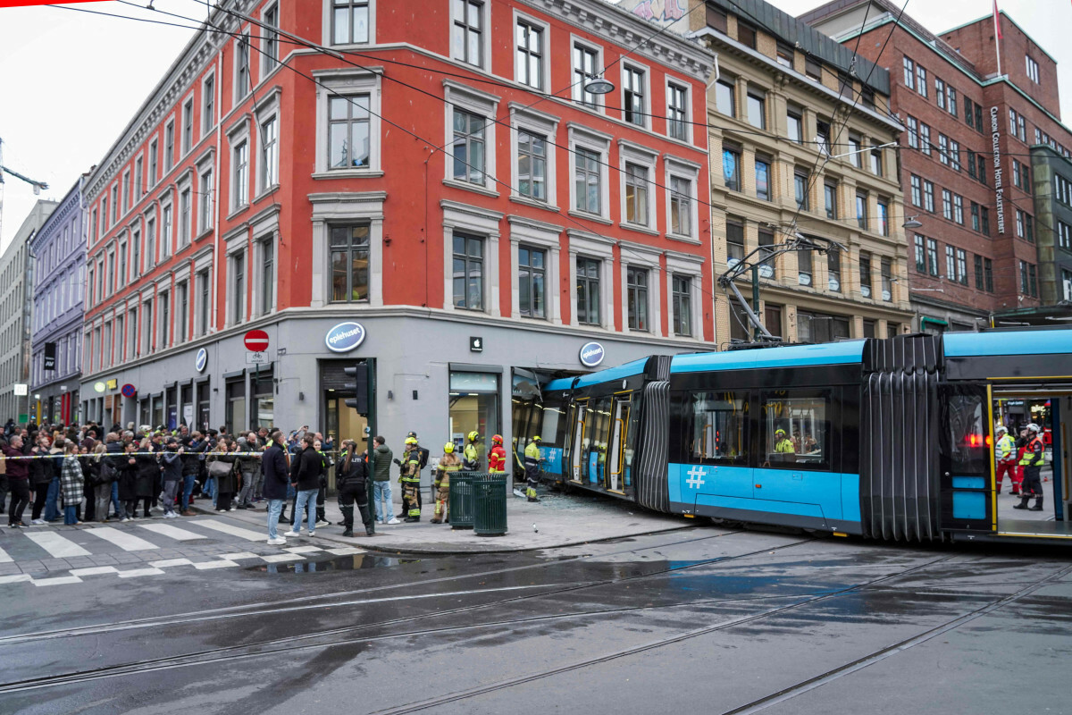 Tramwaj wypadł z torów i wjechał do sklepu