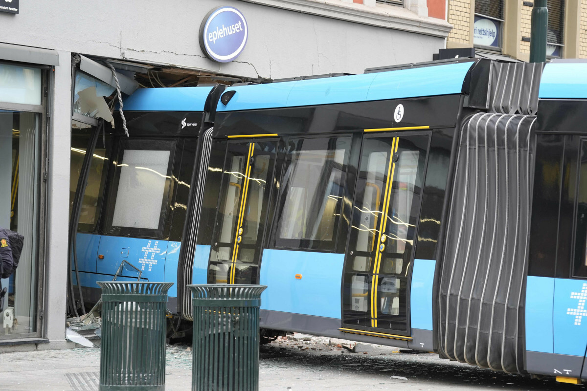 Tramwaj wypadł z torów i wjechał do sklepu
