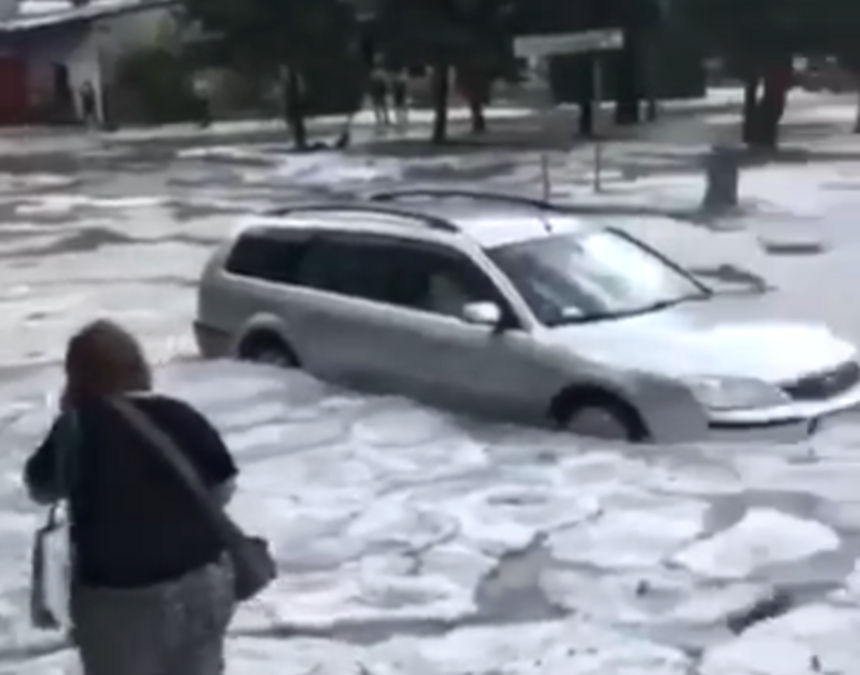 Wolbrom. Monstrualne gradobicie. Ulice jak w środku ostrej zimy. Wideo ...