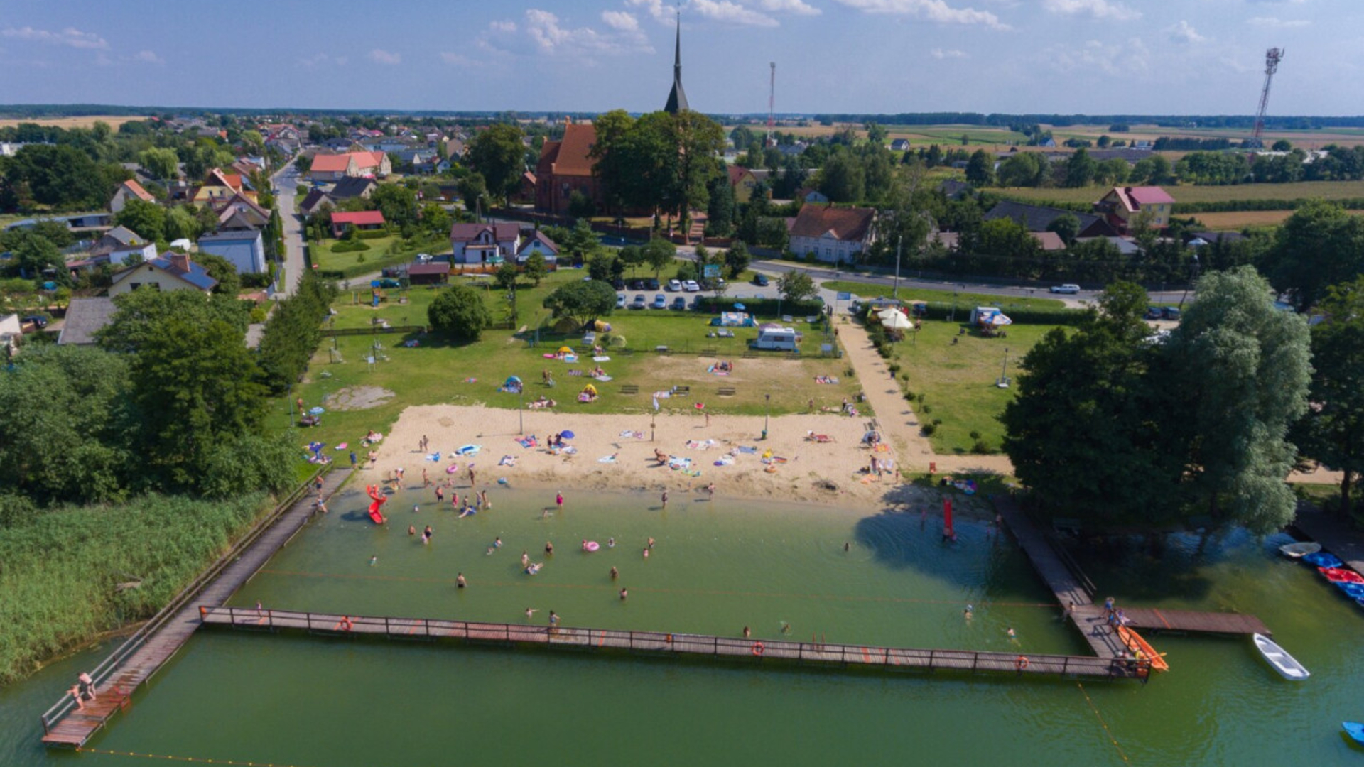 Plażowicze pokochali to jezioro w Borach Tucholskich. 