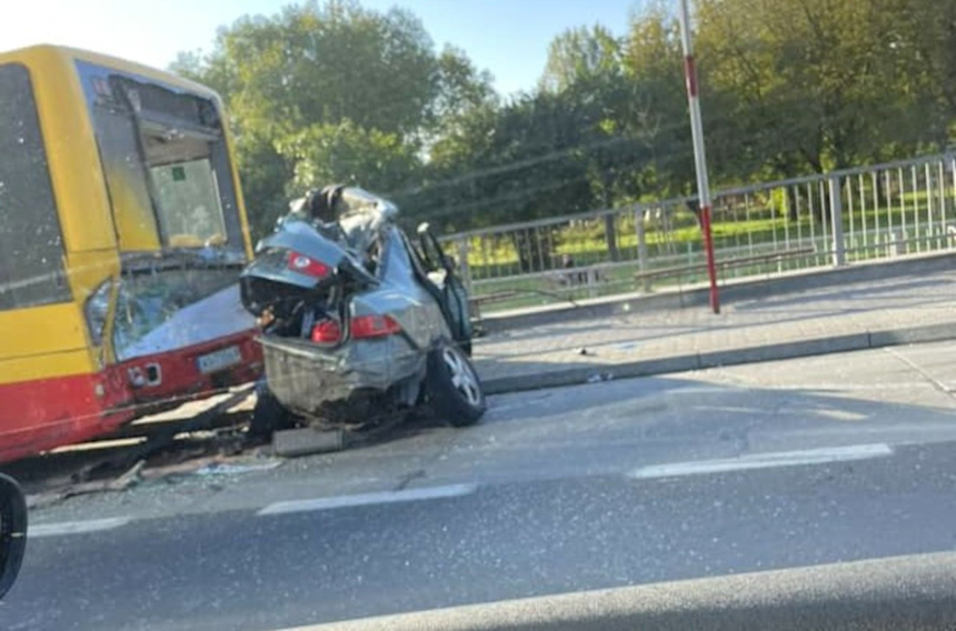 Rozpędzone auto wjechało w autobus. Nie żyje jedna osoba. 