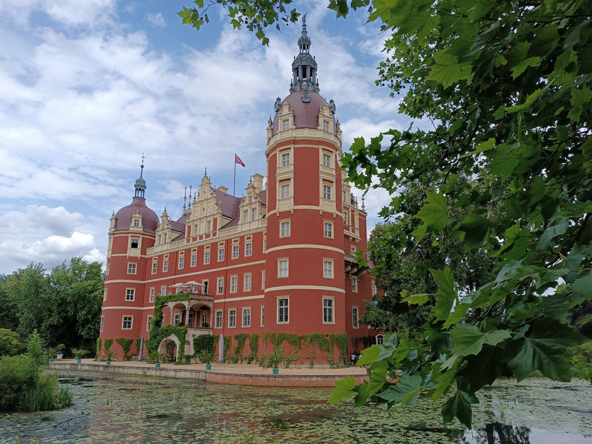 Ten baśniowy park jest na liście UNESCO. Częściowo leży w Polsce ...