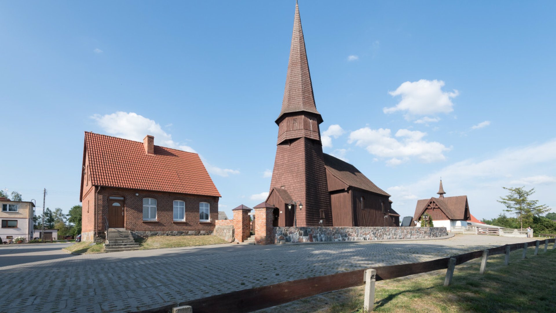 To jedna z najciekawszych wsi w Borach Tucholskich. Pokochali ją ...