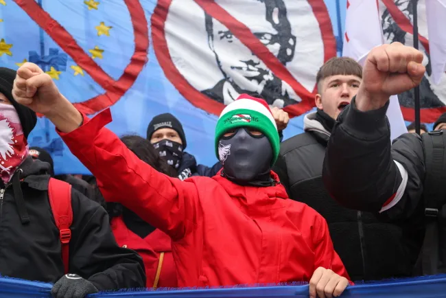 https://gfx.wiadomosci.radiozet.pl/var/g3-radiozetwiadomosci/storage/images/polska/warszawa/marsz-niepodleglosci-w-warszawie-na-zywo-ile-osob-zdjecia-i-nagrania-live/net-24b11593/29205691-1-pol-PL/net-24b11593.webp