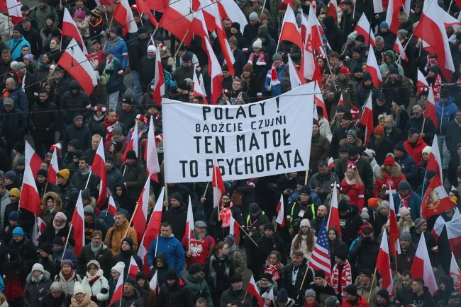 https://gfx.wiadomosci.radiozet.pl/var/g3-radiozetwiadomosci/storage/images/polska/warszawa/marsz-niepodleglosci-w-warszawie-na-zywo-ile-osob-zdjecia-i-nagrania-live/net-24b11605/29205621-1-pol-PL/net-24b11605.webp