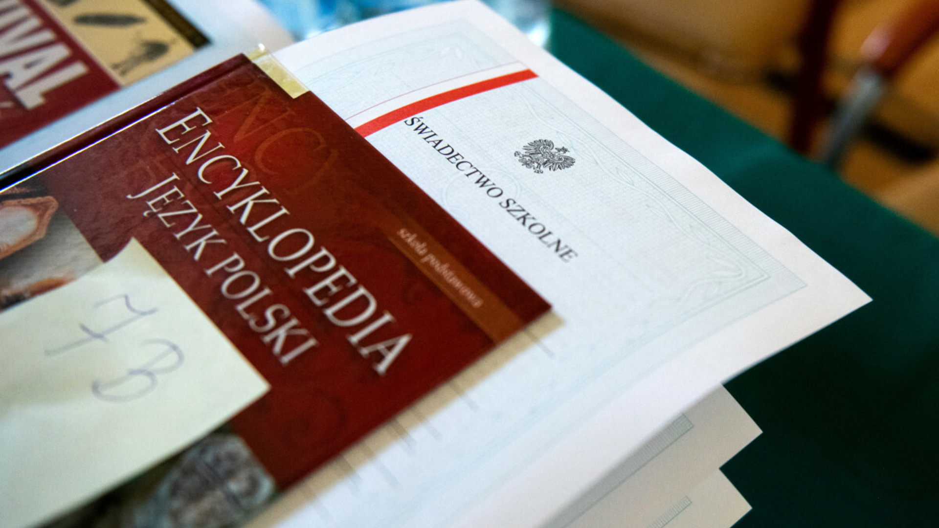 Za świadectwo z paskiem 100 zł albo nagroda. „Nie róbmy tego dzieciom