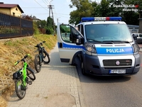 Ojciec z synem na rowerze po drodze ekspresowej