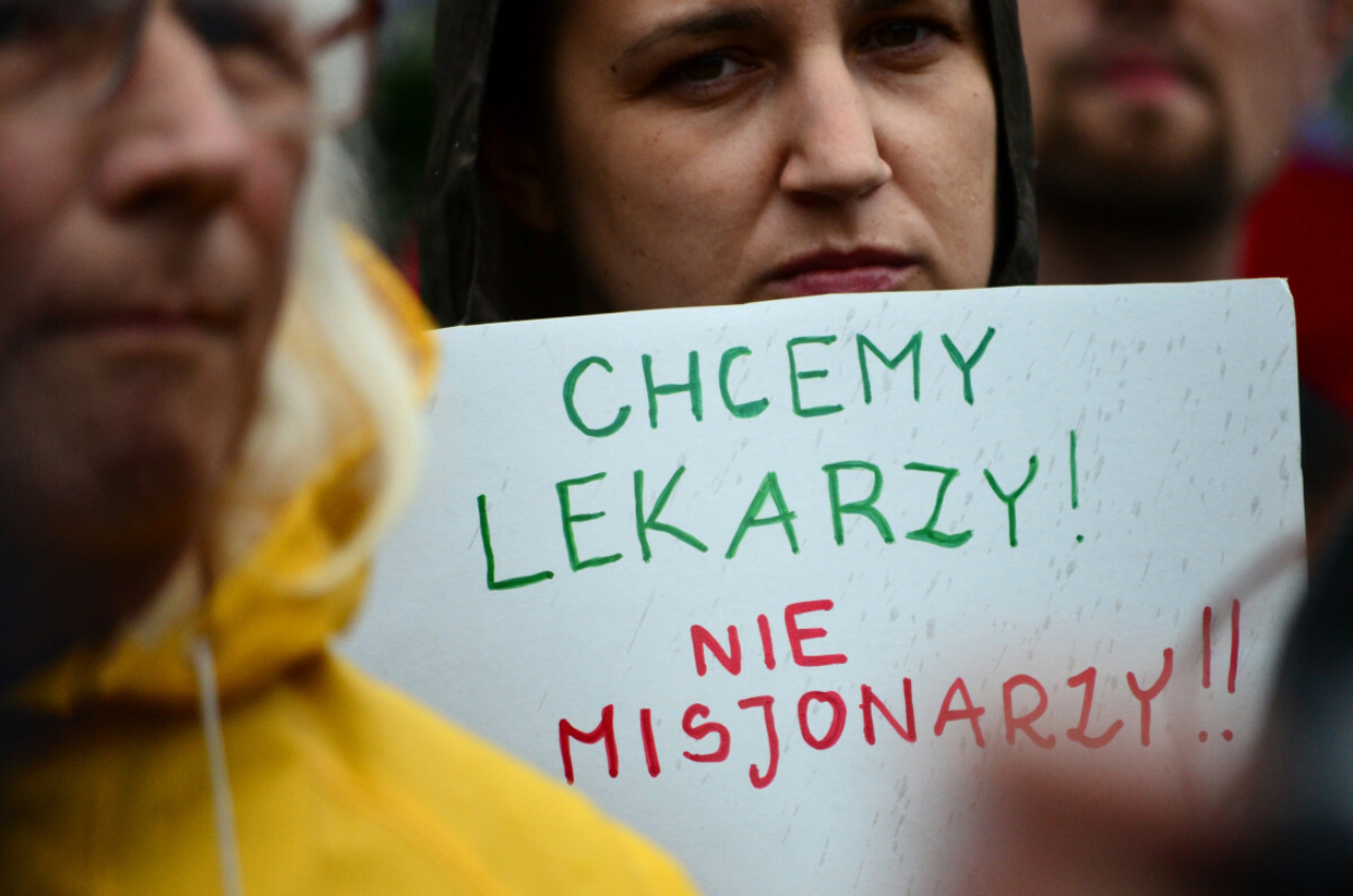 Warszawa, czerwiec 2014. Zwolennicy liberalizacji prawa antyaborcyjnego protestują przed Sejmem z hasłem "Chcemy lekarzy, a nie misjonarzy".