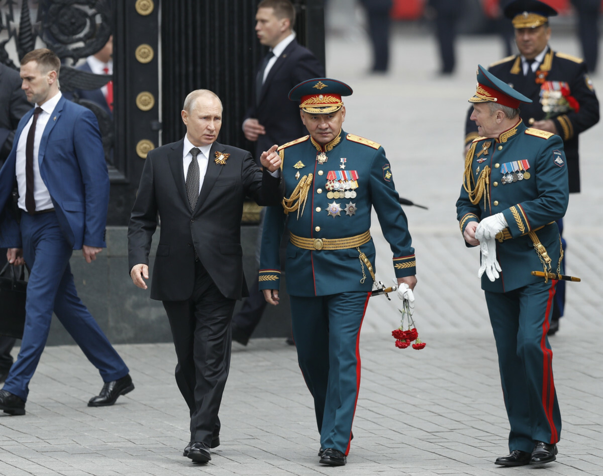 Władimir Putin, Siergiej Szojgu i Oleg Saljukow