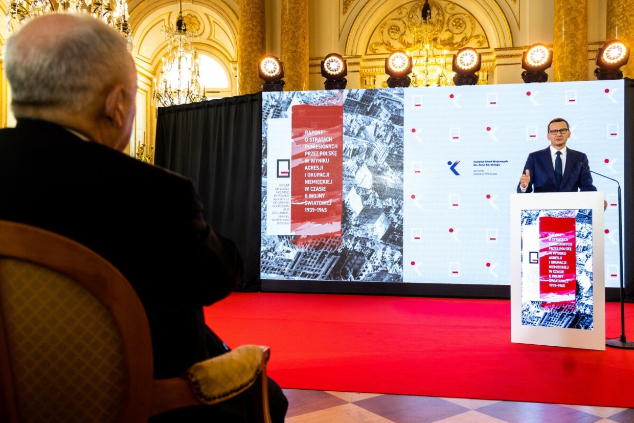 Jarosław Kaczyński i Mateusz Morawiecki podczas prezentacji raportu o stratach wojennych