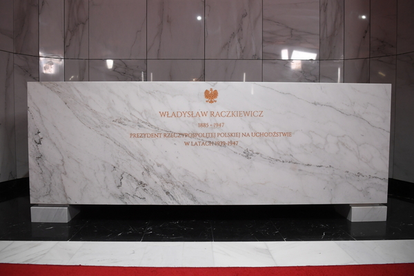Sarkofag, w którym zostaną złożone prochy byłego prezydenta RP na uchodźstwie Władysława Raczkiewicza