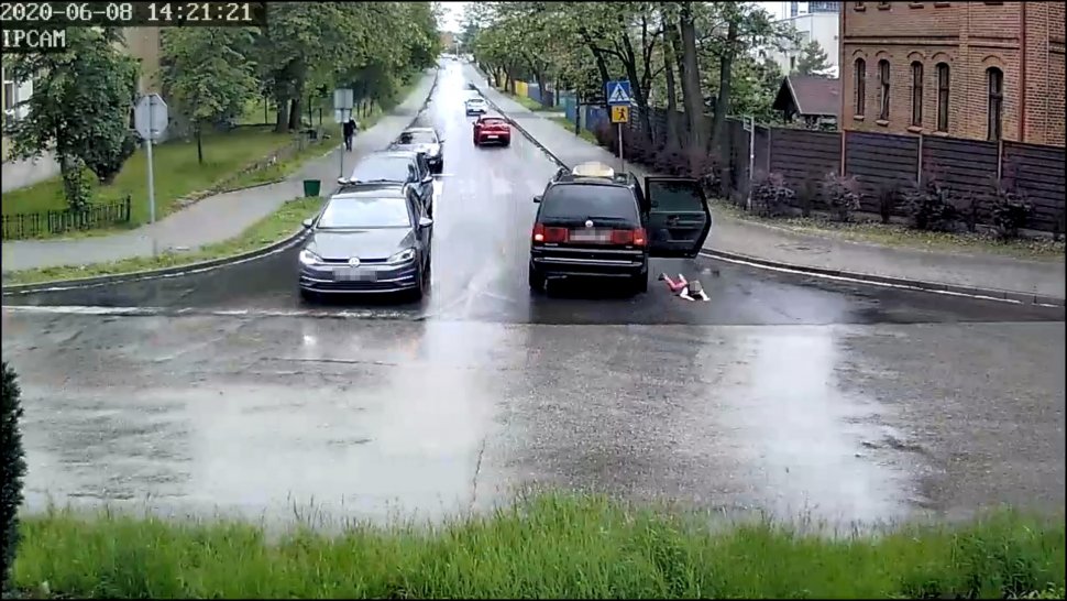 czterolatek wypadł z auta