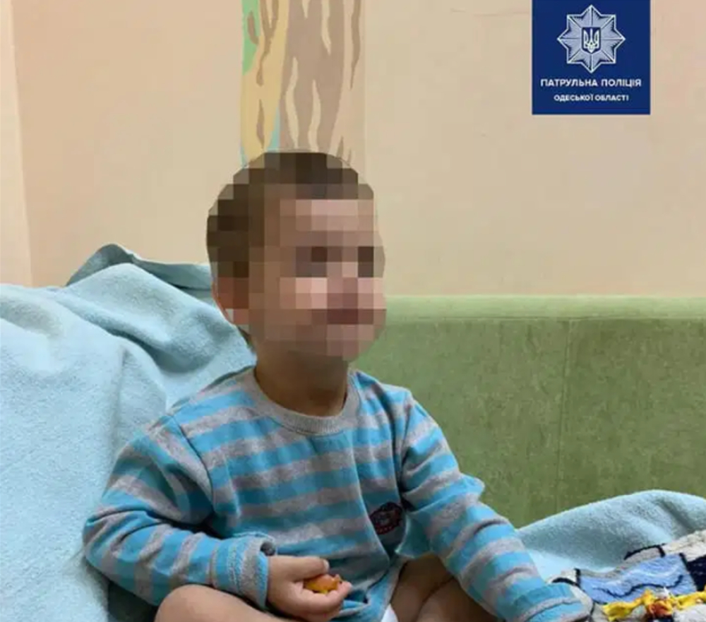 chłopiec pozostawiony sam w domu