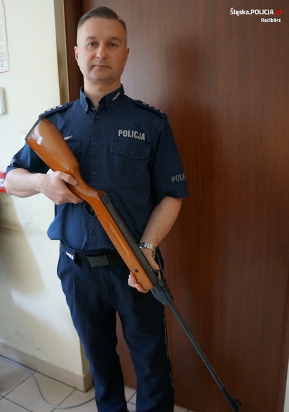 Wiatrówka, z której oddano strzał do rowerzystki.