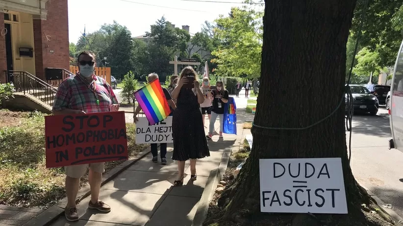 https://gfx.wiadomosci.radiozet.pl/var/radiozetwiadomosci/storage/images/polityka/wybory-prezydenckie-2020/andrzej-duda-w-usa.-przed-rezydencja-ambasadora-protest-przeciwko-jego-wizycie/7761717-1-pol-PL/Duda-w-USA.-Protest-przed-ambasada-RP-w-Waszyngtonie_article.webp