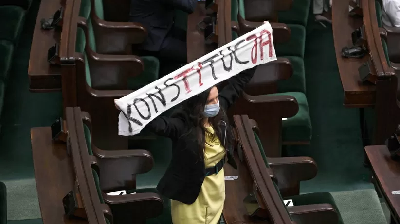 https://gfx.wiadomosci.radiozet.pl/var/radiozetwiadomosci/storage/images/polska/klaudia-jachira-rozwinela-transparent-w-sejmie.-terlecki-bidulce-sie-pomylilo/10000840-1-pol-PL/Incydent-w-Sejmie-podczas-przemowienia-prezydenta.-Bidulce-sie-pomylilo_article.webp
