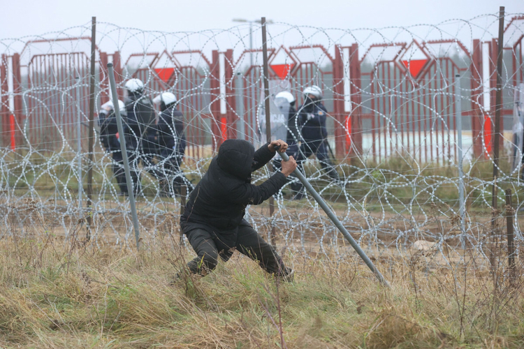 https://gfx.wiadomosci.radiozet.pl/var/radiozetwiadomosci/storage/images/polska/kryzys-na-polsko-bialoruskiej-granicy.-w-zamieszkach-po-ataku-migrantow-ranny-policjant-strazniczka-i-zolnierz/en_01502096_1333/13150729-1-pol-PL/EN_01502096_1333_article_content.jpg