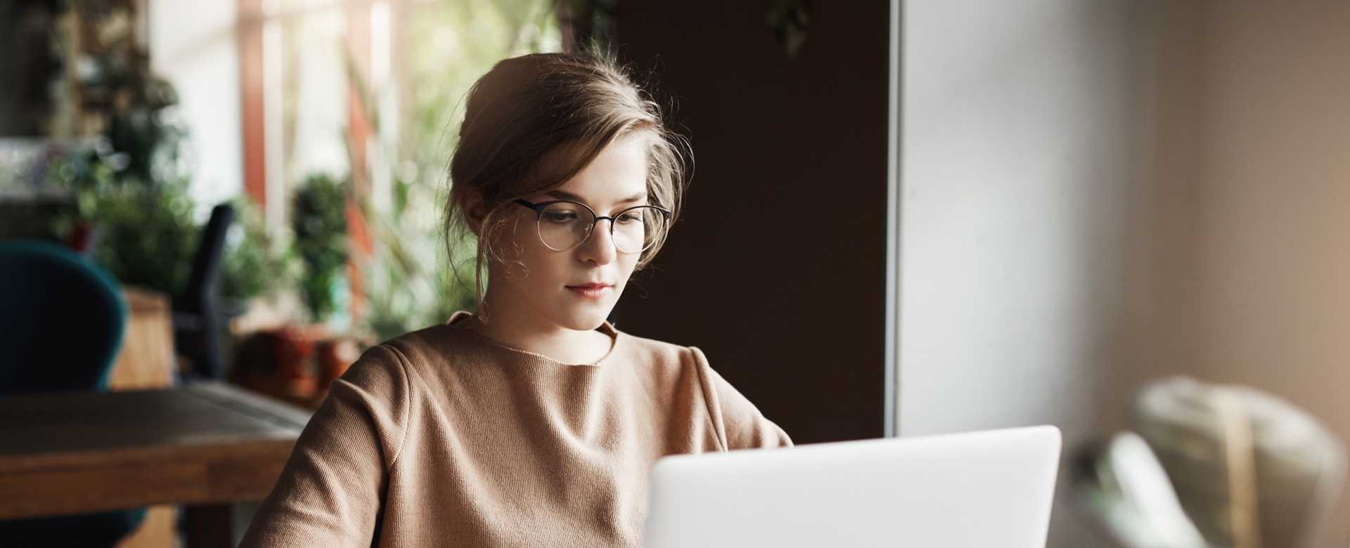 Piwo na kamerce, uczelnia na zdjęciu. Oni studia znają tylko online