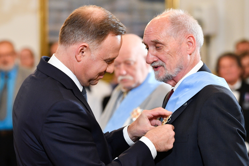 https://gfx.wiadomosci.radiozet.pl/var/radiozetwiadomosci/storage/images/polska/polityka/macierewicz-z-orderem-orla-bialego.-prezydent-powinien-sie-wstydzic/21403740-1-pol-PL/O-wiele-lat-za-pozno-prezydent-powinien-sie-wstydzic-.-Spor-w-Radiu-ZET-o-order-dla-Macierewicza_content.jpg
