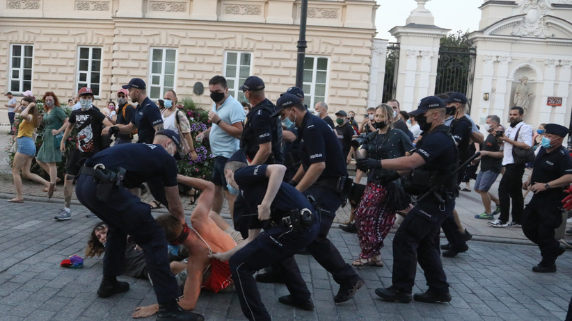 Protest Lgbt W Warszawie Reporter Radia Zet Uderzony I Powalony Przez Policje Jest Oswiadczenie Wiadomosci
