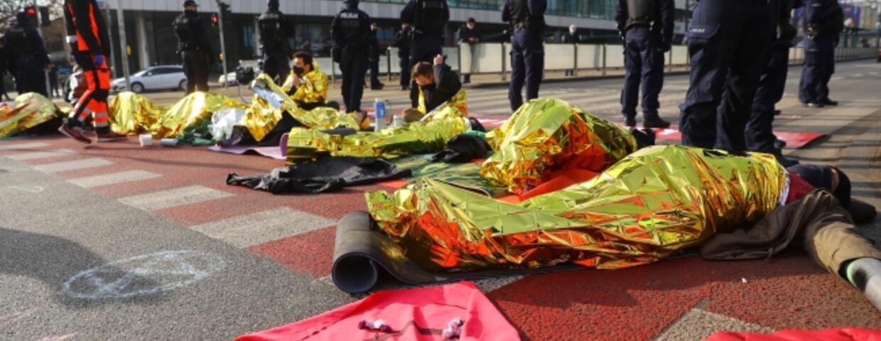 „Czas na bunt”. Protestujący położyli się na jezdni w centrum Warszawy