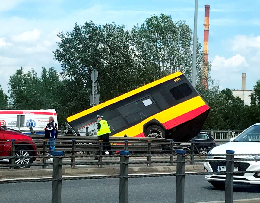 Warszawa. Wypadek autobusu na mosście Grota-Roweckiego. Galeria