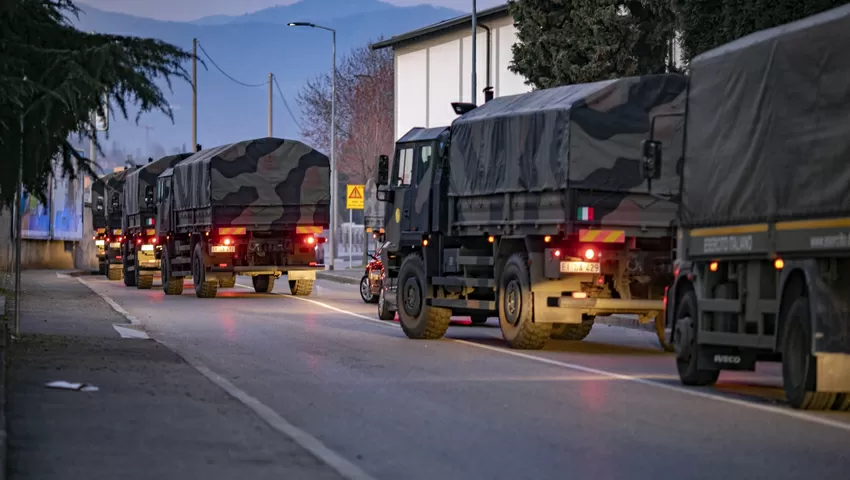 https://gfx.wiadomosci.radiozet.pl/var/radiozetwiadomosci/storage/images/swiat/koronawirus-we-wloszech.-wojsko-masowo-wywozi-ciala-z-bergamo-krematoria-nie-nadazaja/7019875-1-pol-PL/Wlosi-juz-nie-tancza.-Wojsko-masowo-wywozi-ciala-krematoria-nie-nadazaja_article.webp